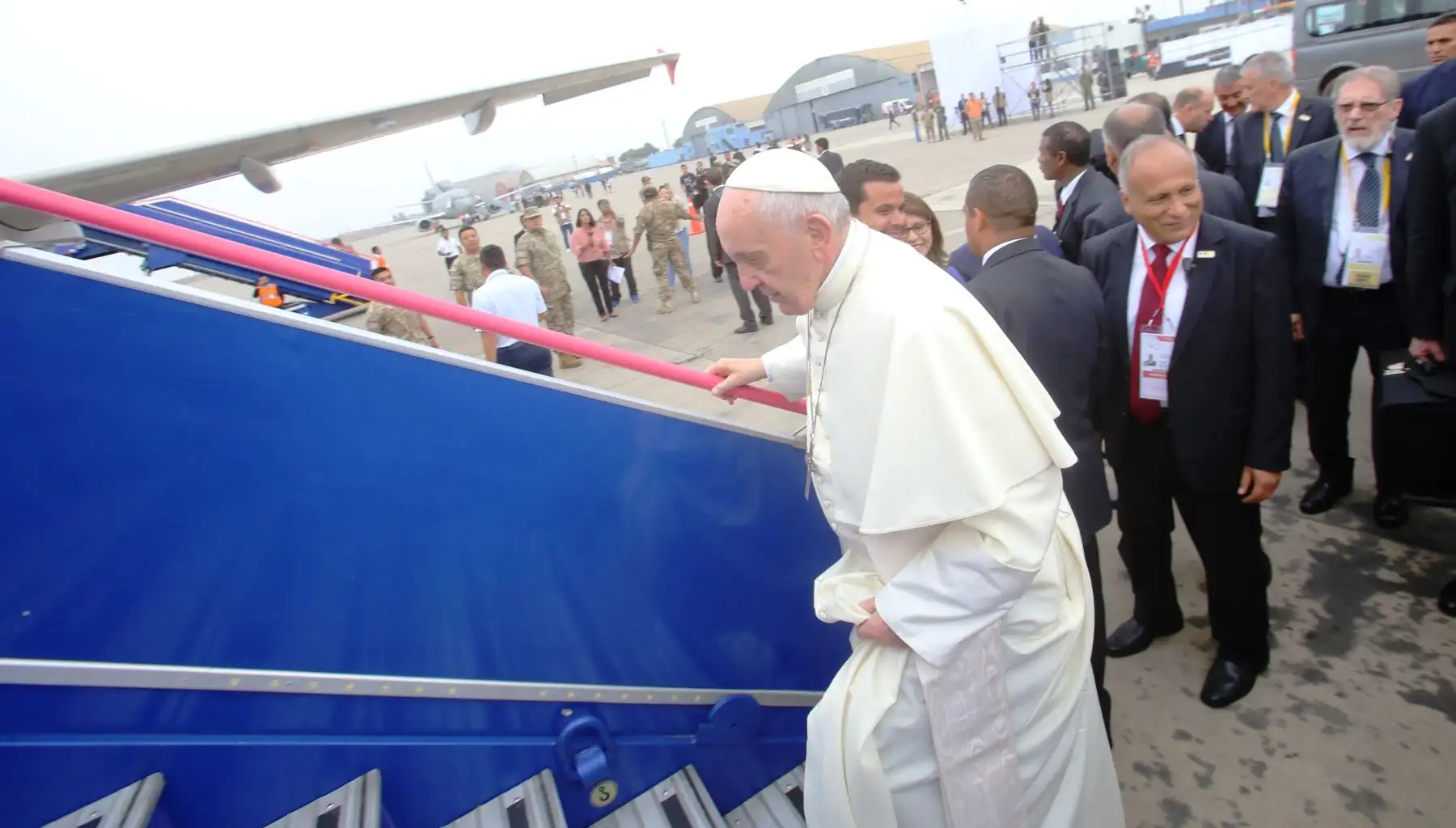 Luego de cumplir su visita pastoral a la ciudad de Trujillo, el Papa Francisco llegó al aeropuerto Carlos Martínez de Pinillos y se alista a abordar el avión con el cual retornará a la ciudad de Lima.Foto: ANDINA.