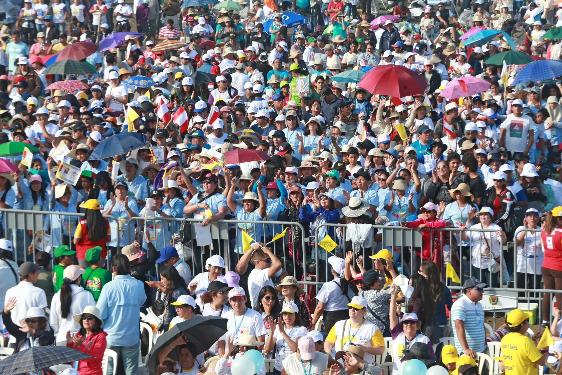 TRUJILLO PERÚ - ENERO 20. Una multitud de gente espera al Papa Francisco en Huanchaco. Foto: ANDINA/Vidal Tarqui