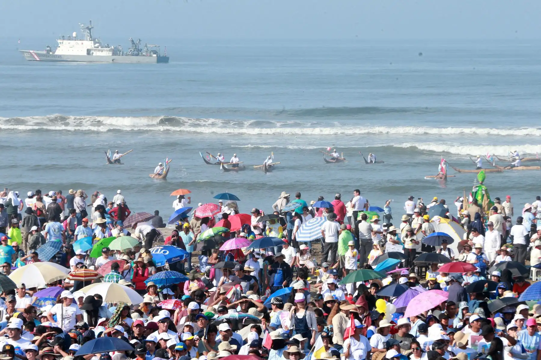 TRUJILLO PERÚ - ENERO 20. Una multitud de gente espera al Papa Francisco en Huanchaco. Foto: ANDINA/Vidal Tarqui