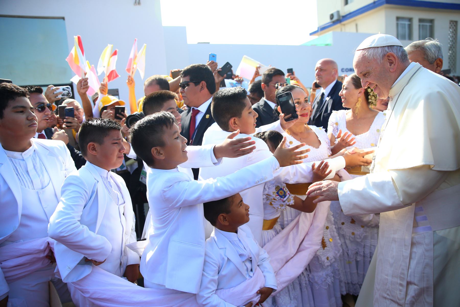 TRUJILLO PERÚ - ENERO 20. Jóvenes trujillanos reciben con marinera al Papa Francisco.  Foto: ANDINA/Juan Carlos Guzmán