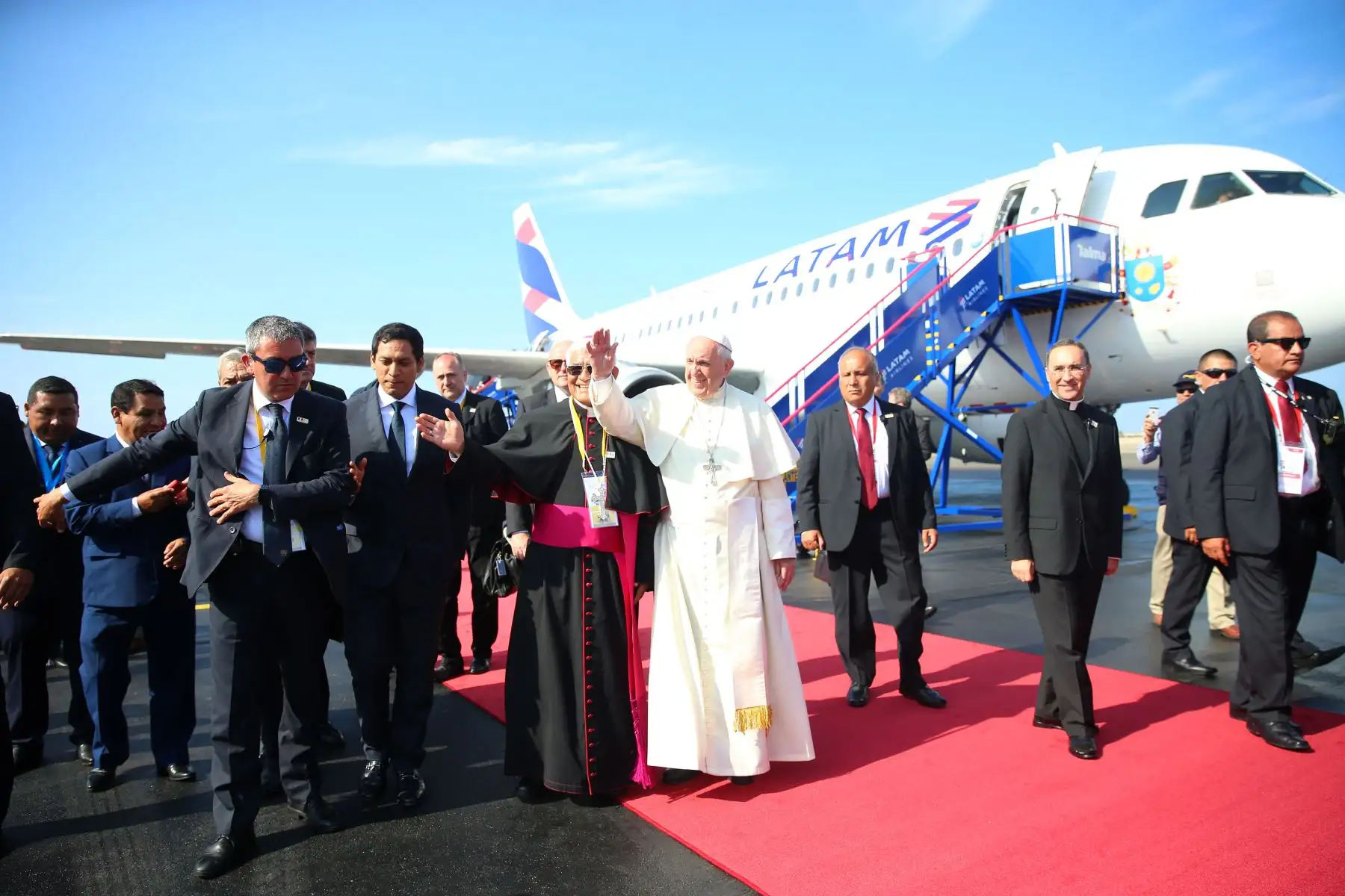 TRUJILLO PERÚ - ENERO 20. Jóvenes trujillanos reciben con marinera al Papa Francisco.  Foto: ANDINA/Juan Carlos Guzmán