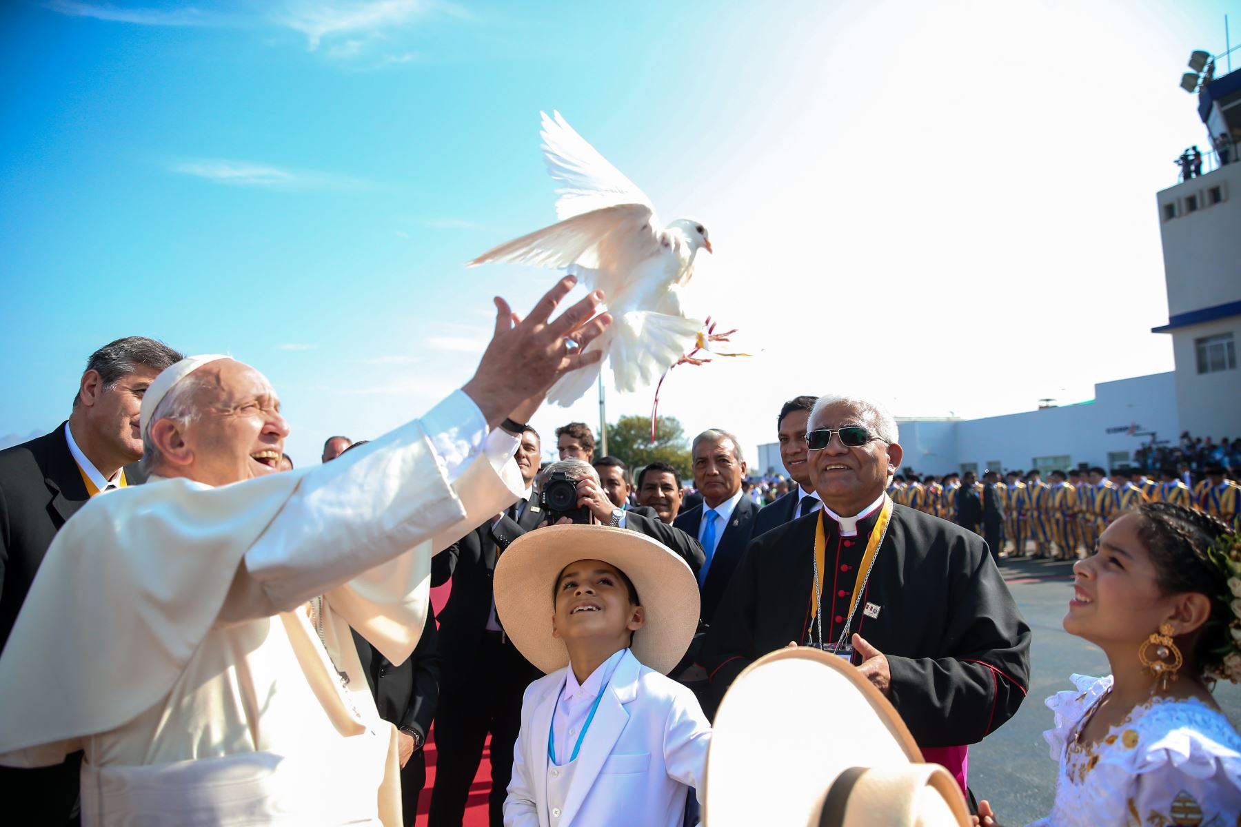 20/01/2018   TRUJILLO PERÚ - ENERO 20. Jóvenes trujillanos reciben con marinera al Papa Francisco. Foto: ANDINA/Juan Carlos Guzmán.