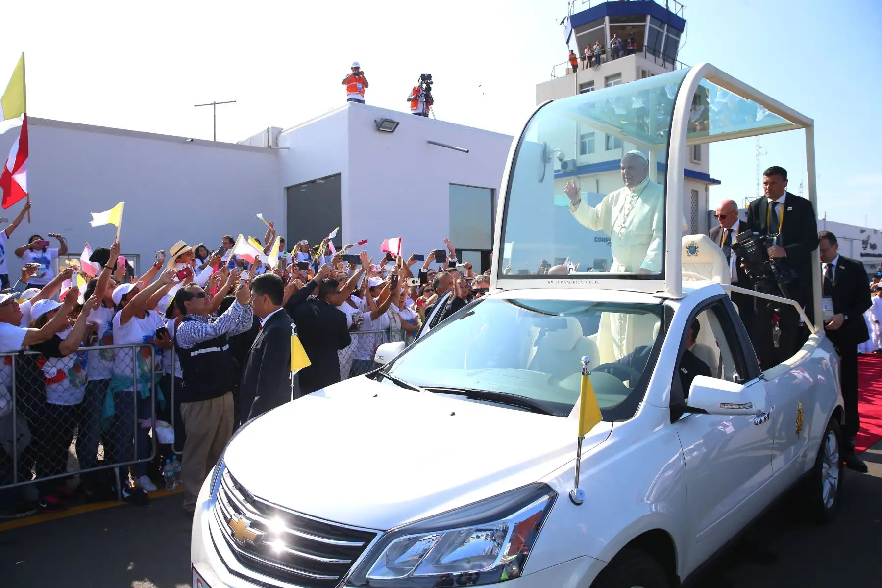 Culminada la multitudinaria celebración eucarística que ofició en la explanada del balneario de Huanchaco, el Papa Francisco se dirige al barrio de Buenos Aires, afectado en febrero del año pasado por El Niño Costero, donde lo esperan miles de feligreses. ANDINA/Juan Carlos Guzmán