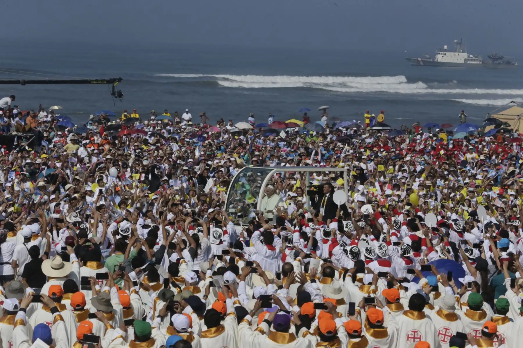 TRUJILLO PERÚ - ENERO 20. Miles de fieles saludan a al Papa Francisco en Huanchaco-Trujillo.Foto: ANDINA/Carlos Lezama