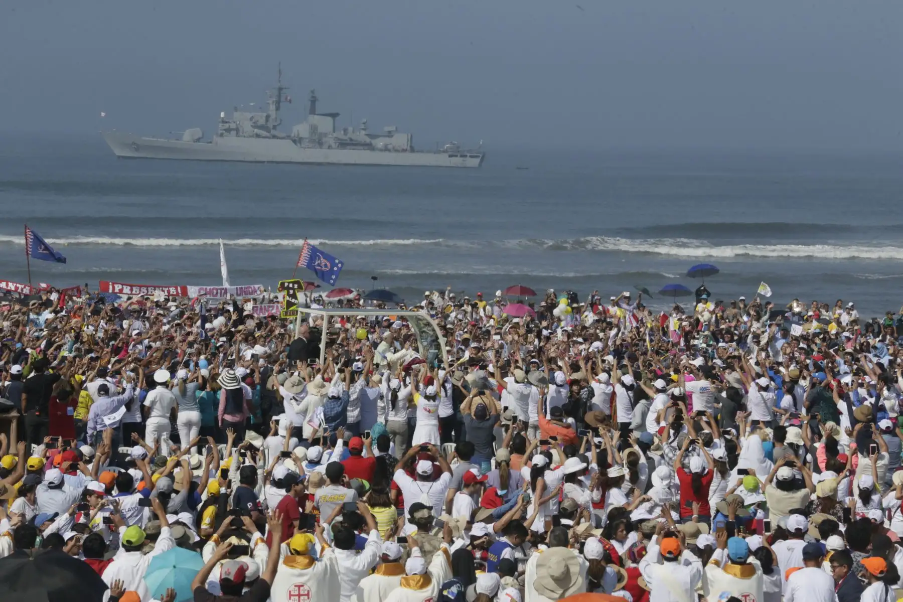 TRUJILLO PERÚ - ENERO 20. Miles de fieles saludan a al Papa Francisco en Huanchaco-Trujillo.Foto: ANDINA/Carlos Lezama