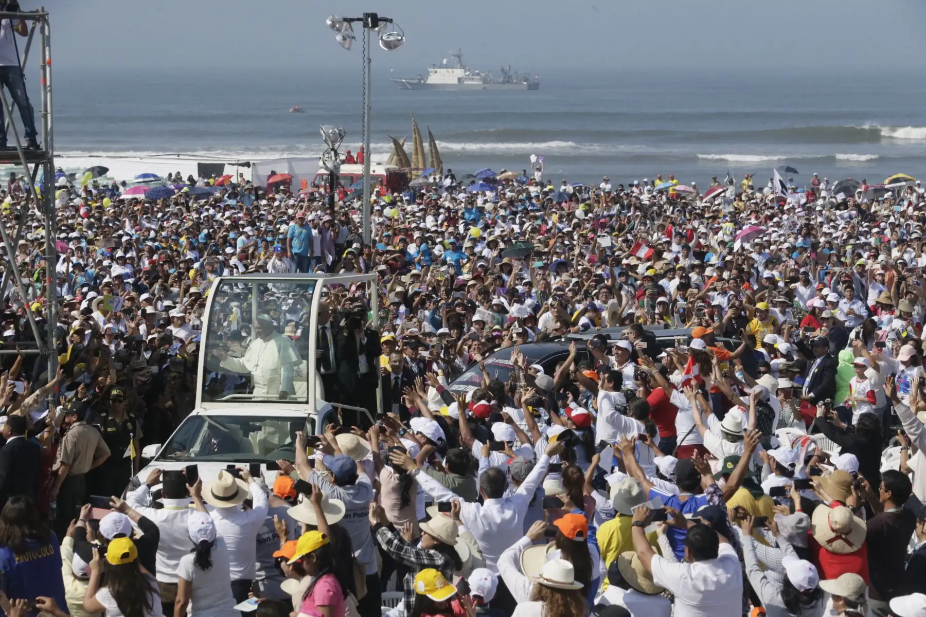 TRUJILLO PERÚ - ENERO 20. Miles de fieles saludan a al Papa Francisco en Huanchaco-Trujillo.Foto: ANDINA/Carlos Lezama