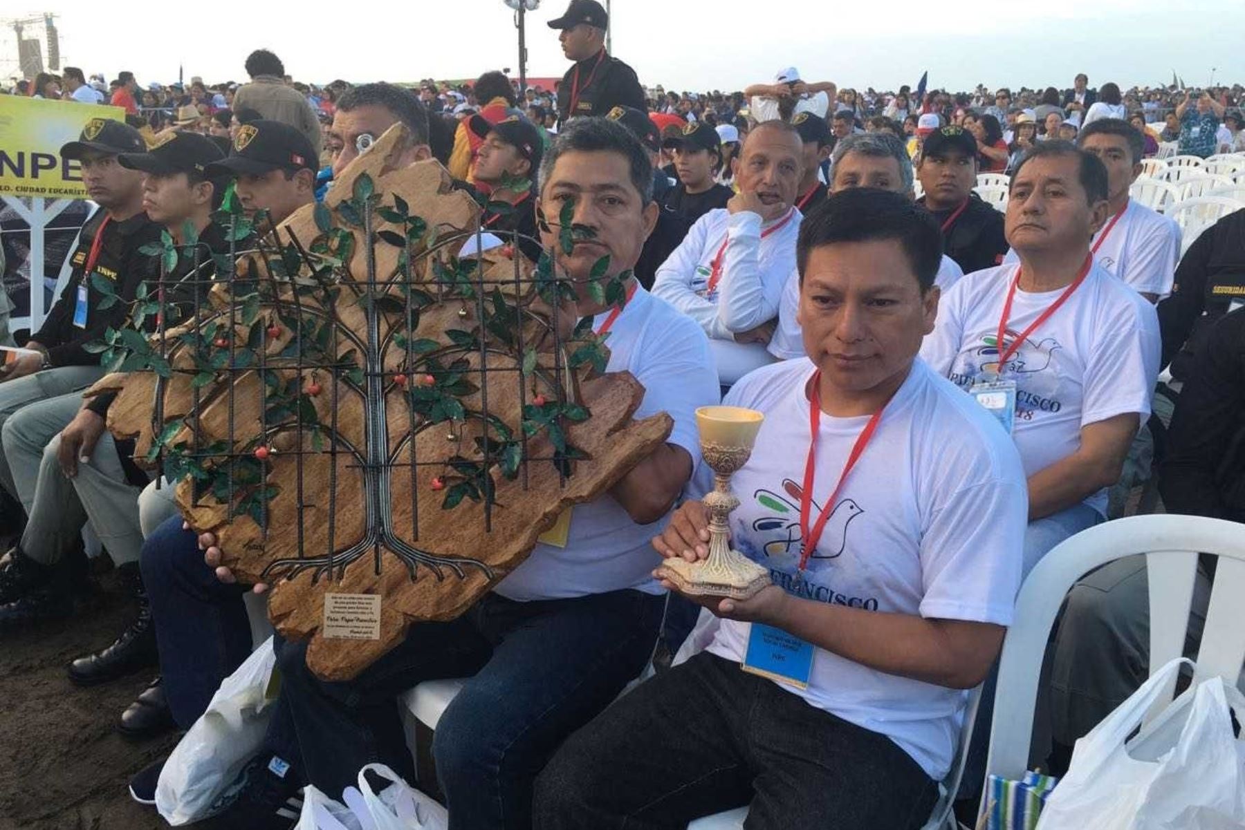 Una delegación de siete internos del penal de Trujillo participó de la celebración eucarística oficiada hoy por el Papa Francisco en la explanada de la playa Huanchaco, donde participaron miles de fieles de La Libertad y de otras regiones del Perú.