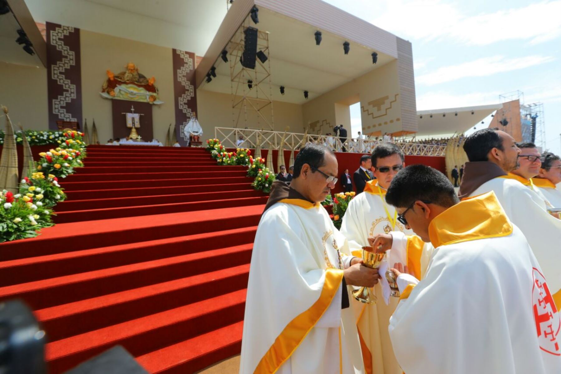 Obispos forman cola para saludar al Papa Francisco luego de misa en Huanchaco. ANDINA/Prensa Presidencia