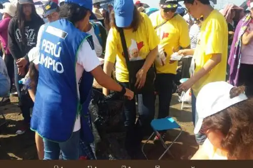 Miles de persona participaron en misa oficiada por el Papa Francisco en Huanchaco,