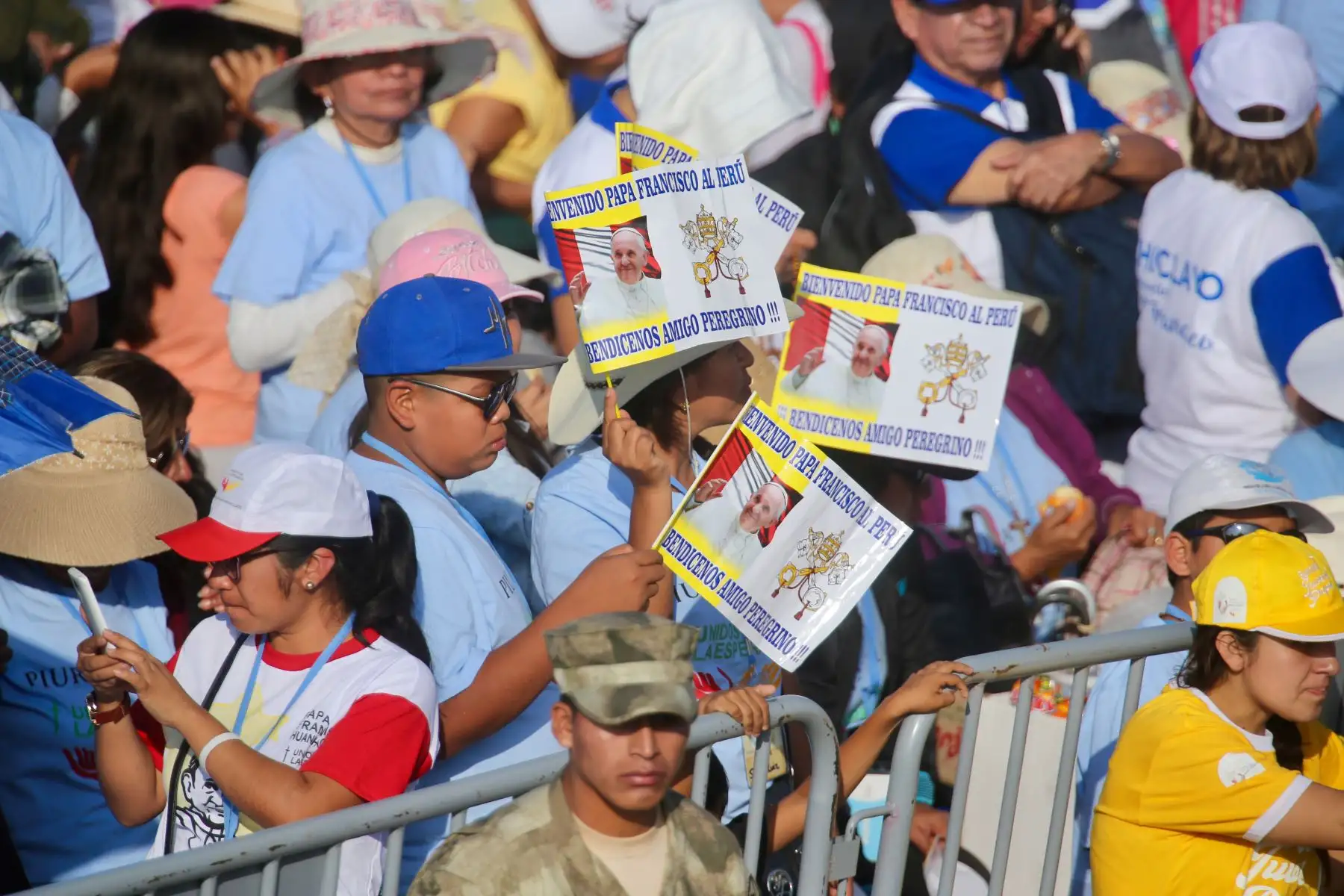 TRUJILLO PERÚ - ENERO 20. Una multitud de gente espera al Papa Francisco en Huanchaco. Foto: ANDINA/Pável Ugaz