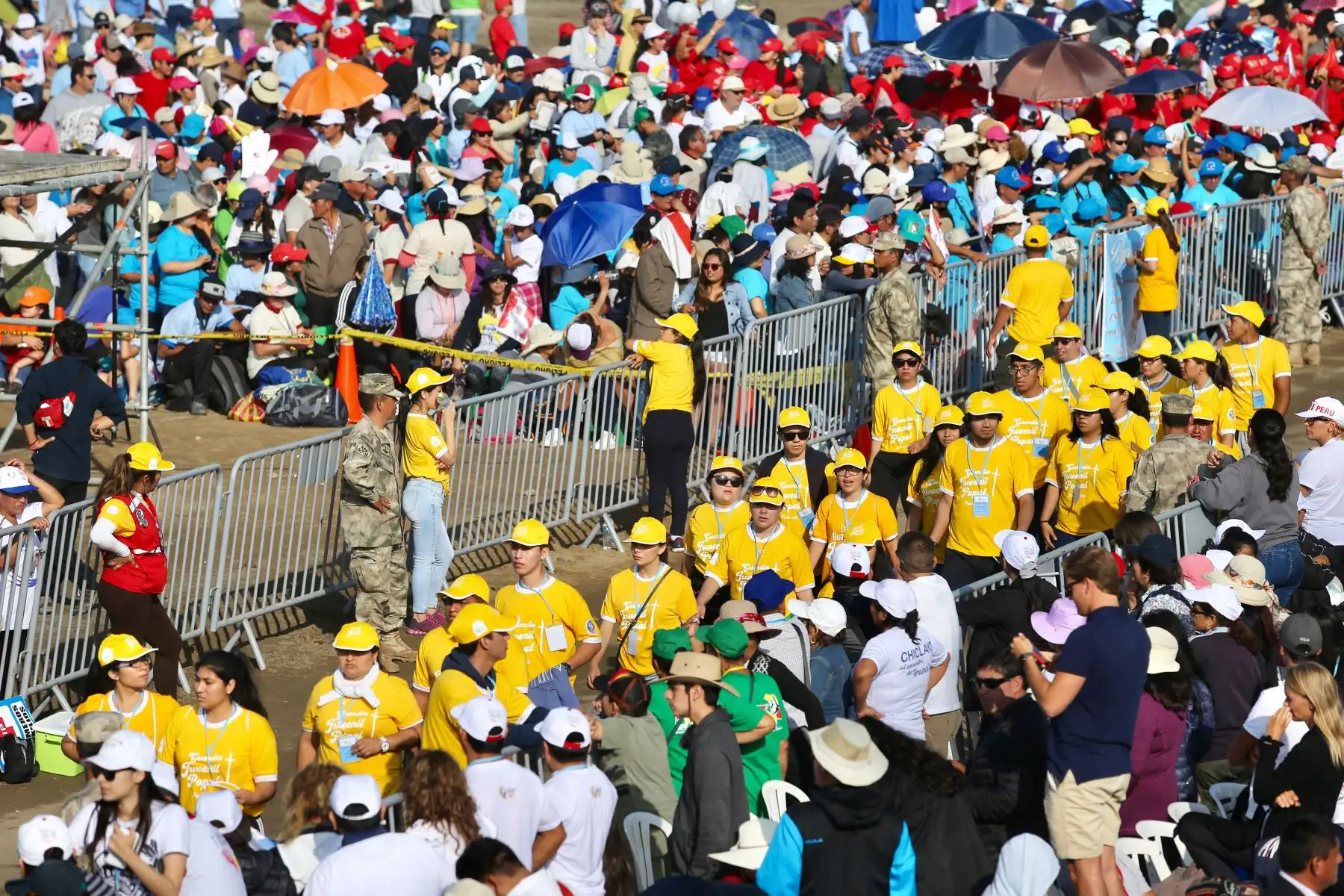 TRUJILLO PERÚ - ENERO 20. Una multitud de gente espera al Papa Francisco en Huanchaco. Foto: ANDINA/Pável Ugaz