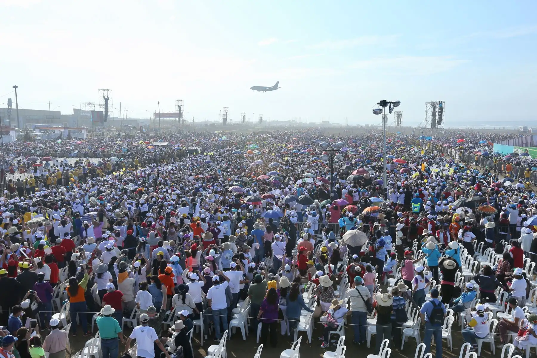TRUJILLO PERÚ - ENERO 20. Una multitud de gente espera al Papa Francisco en Huanchaco. Foto: ANDINA/Pável Ugaz