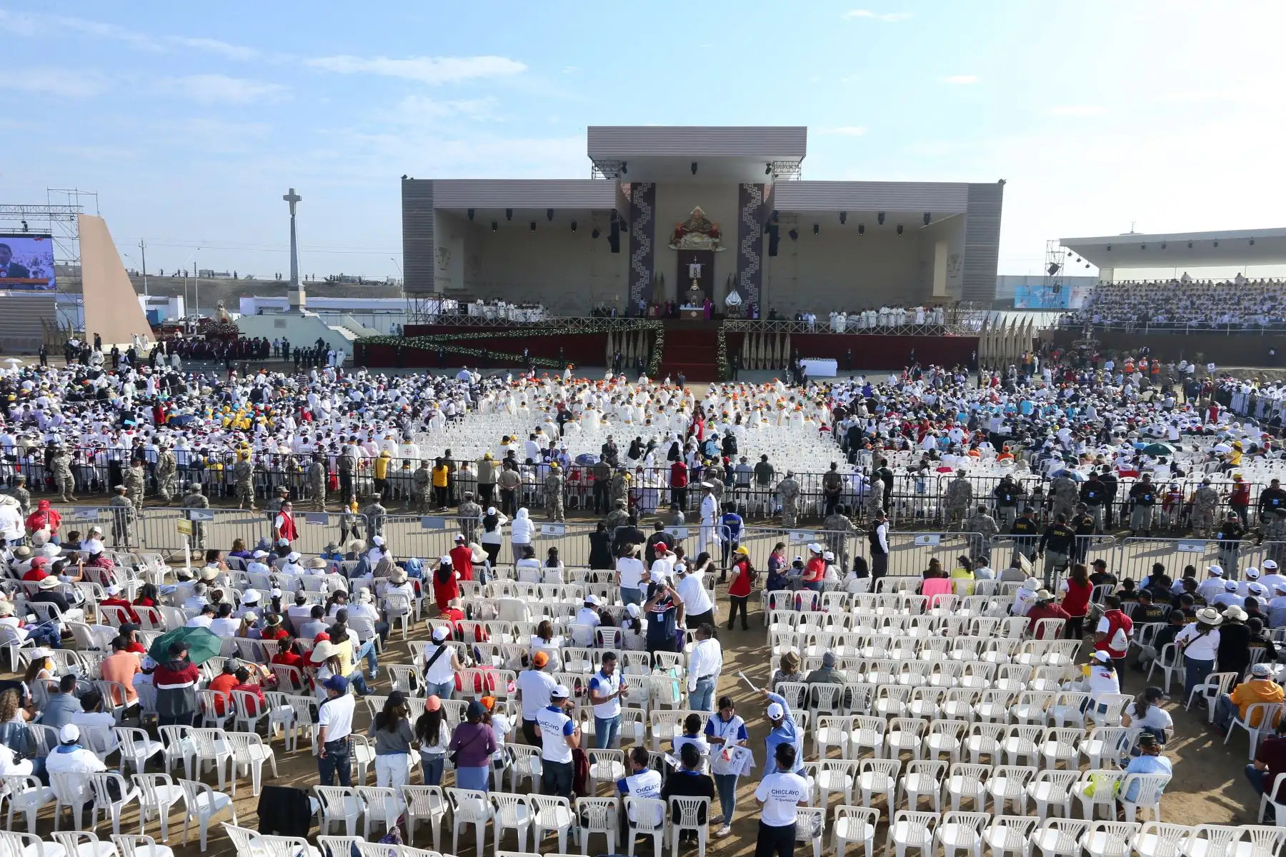 TRUJILLO PERÚ - ENERO 20. Una multitud de gente espera al Papa Francisco en Huanchaco. Foto: ANDINA/Pável Ugaz