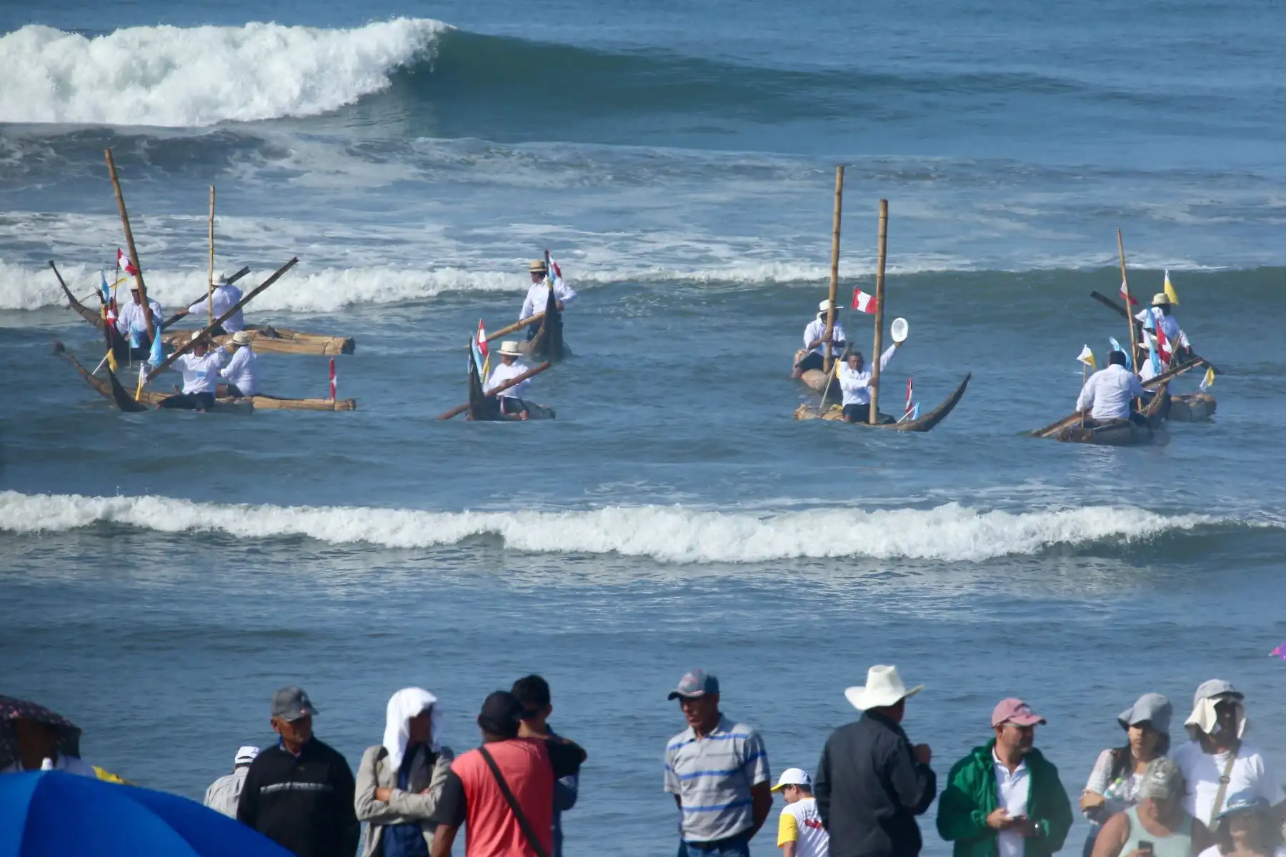 Pescadores artesanales en la palaya Huanchaco. Foto: ANDINA/Pável Ugaz