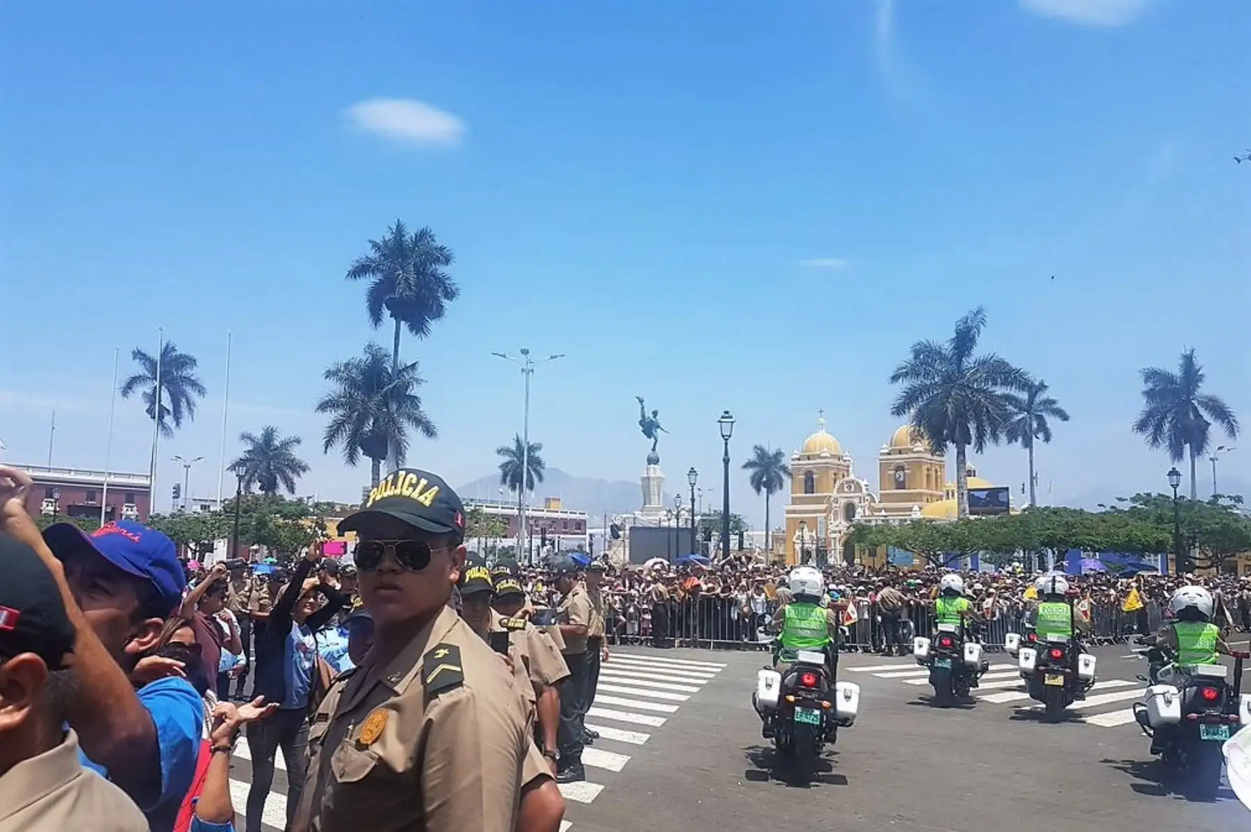 Un gran número de personas se congrega en Trujillo para saludar al Papa Francisco. Foto: Policía Nacional