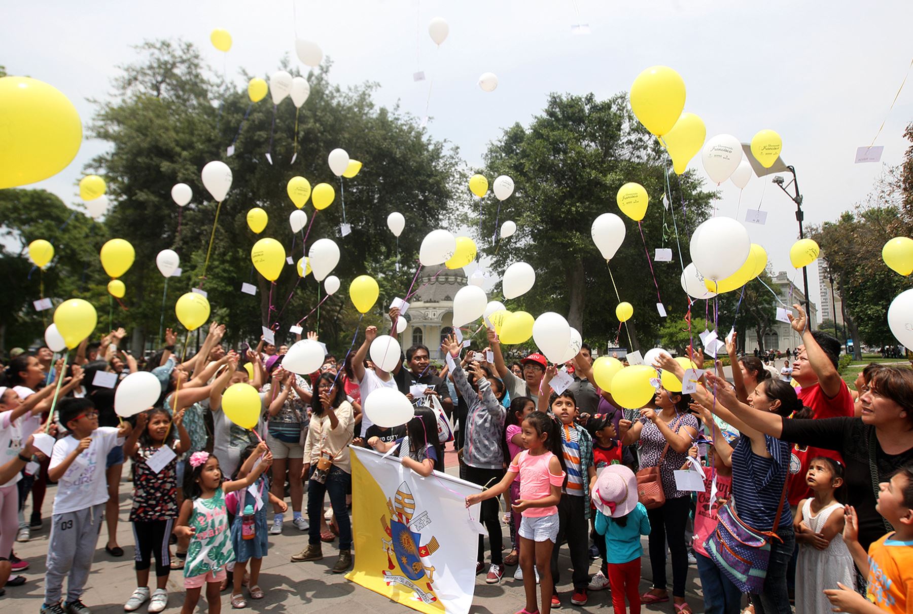 Globos amarillos y blancos en homenaje al Papa Francisco. Foto: ANDINA/Héctor Vinces