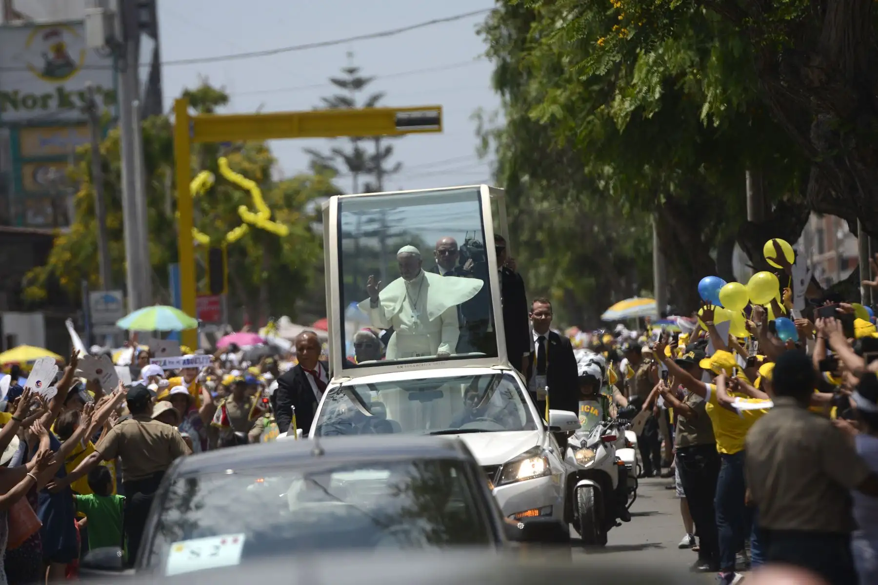 TRUJILLO PERÚ - ENERO 20. Papa Francisco recorre las calles de Trujillo. Foto: ANDINA/Elias Alfageme