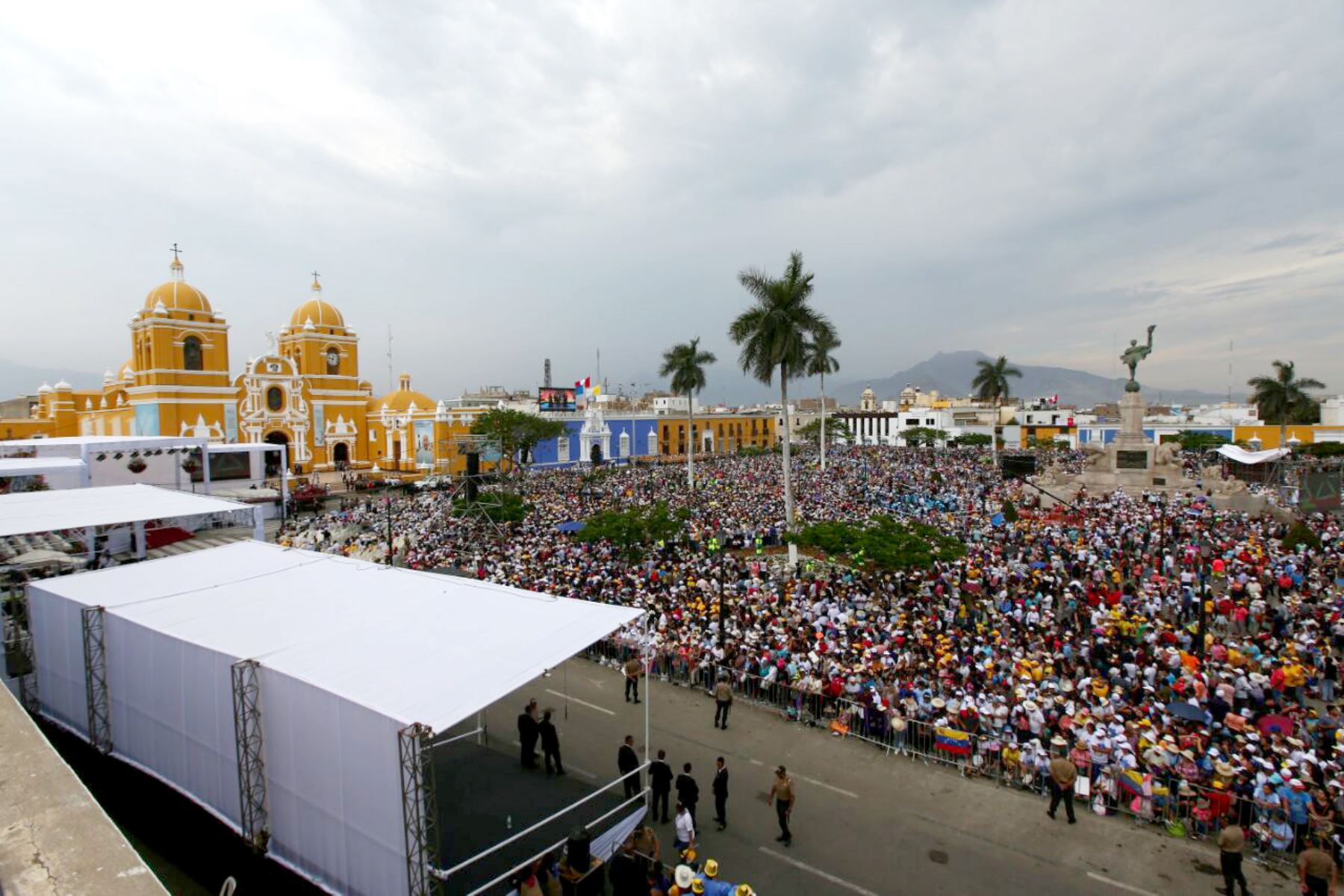 Multitud se congrega en plaza de Armas de Trujillo a la espera del Papa Francisco.Foto:  ANDINA.