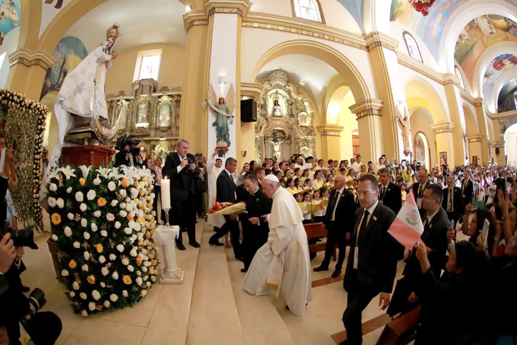 El Papa Francisco visitó hoy la Basílica Catedral de Trujillo y rezó ante la imagen de la venerada Virgen de la Puerta, cuya devoción ha trascendido las fronteras de La Libertad y de las regiones del norte del Perú. ANDINA/Carlos Lezama
