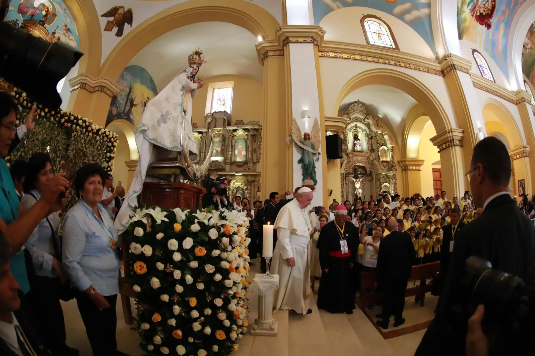 TRUJILLO PERÚ - ENERO 20.El Papa Francisco visitó hoy la Basílica Catedral de Trujillo y rezó ante la imagen de la venerada Virgen de la Puerta . Foto: ANDINA/Carlos Lezama