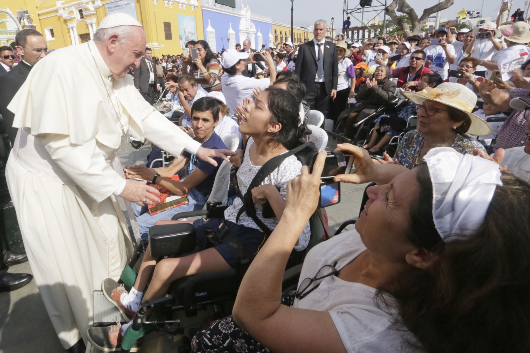 Papa Francisco culminó visita a Trujillo y parte de retorno a Lima