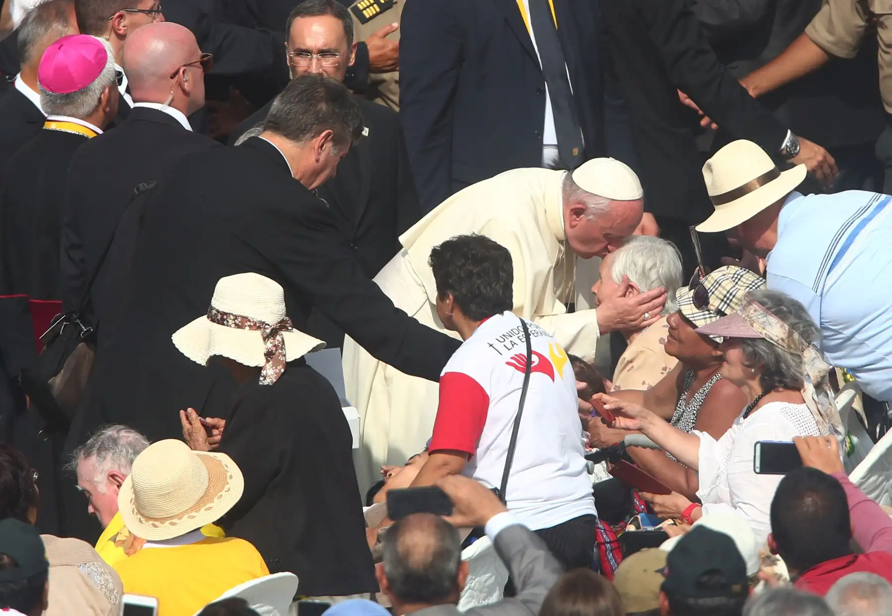 TRUJILLO PERÚ - ENERO 20. Papa Francisco saluda a los fieles reunidos en la Plaza de Armas de Trujillo. . Foto: ANDINA/Jose Tejada