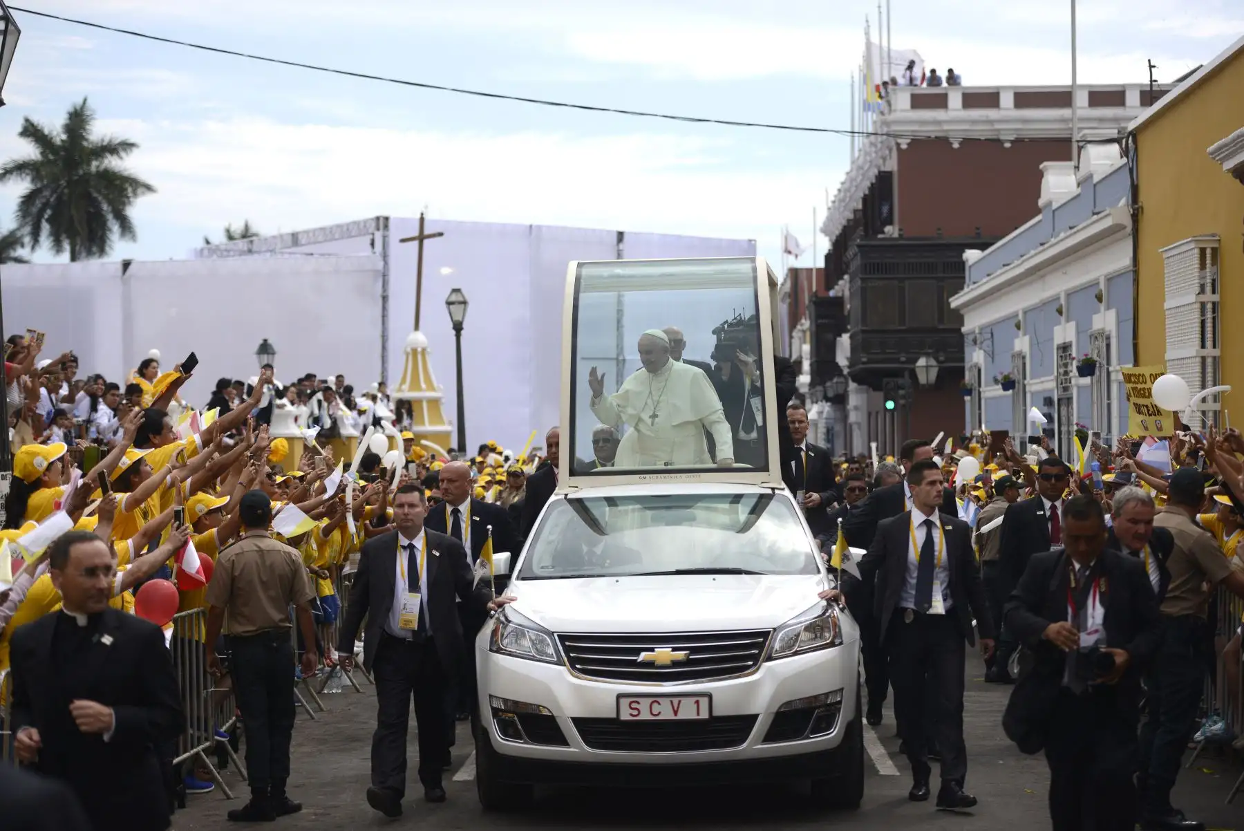 TRUJILLO PERÚ - ENERO 20. Papa Francisco saluda a los fieles reunidos en la Plaza de Armas de Trujillo. . Foto: ANDINA/Elias Alfageme