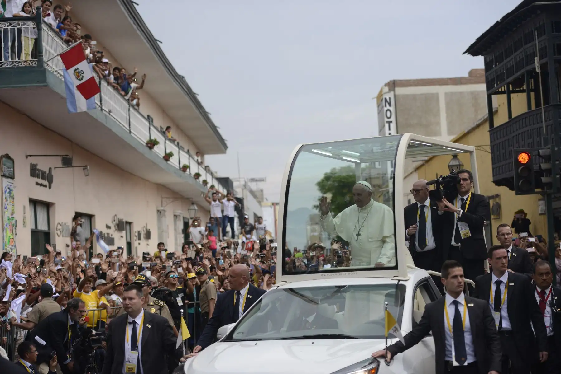 TRUJILLO PERÚ - ENERO 20. Papa Francisco saluda a los fieles reunidos en la Plaza de Armas de Trujillo. . Foto: ANDINA/Elias Alfageme