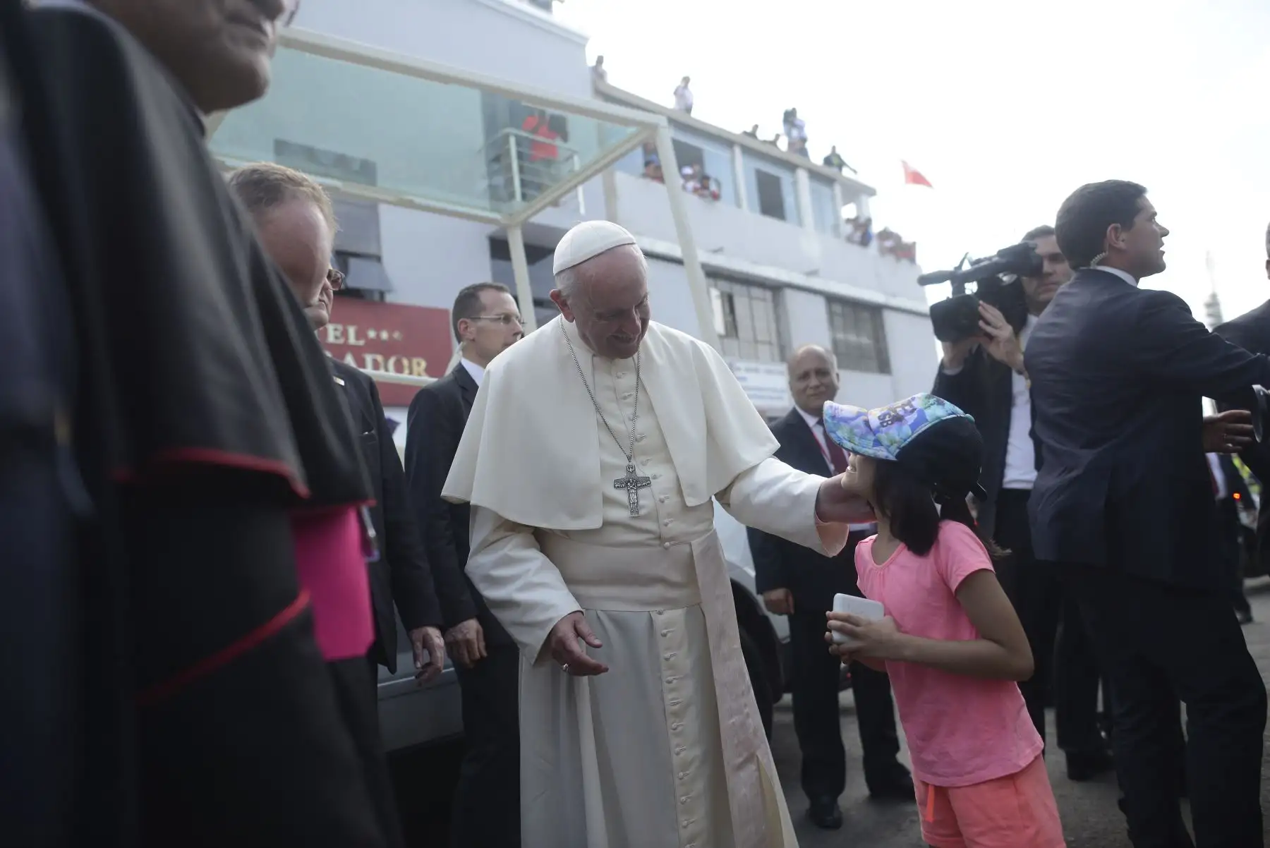 TRUJILLO PERÚ - ENERO 20. Papa Francisco saluda a los fieles reunidos en la Plaza de Armas de Trujillo. . Foto: ANDINA/Elias Alfageme