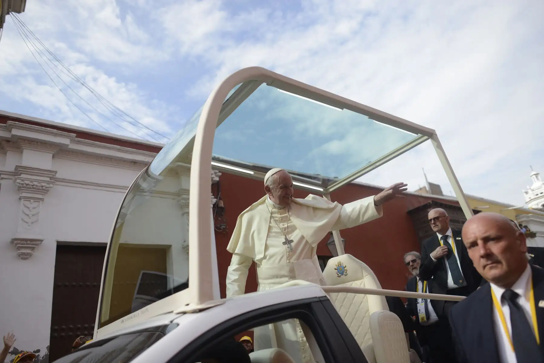 TRUJILLO PERÚ - ENERO 20. Papa Francisco saluda a los fieles reunidos en la Plaza de Armas de Trujillo. . Foto: ANDINA/Elias Alfageme