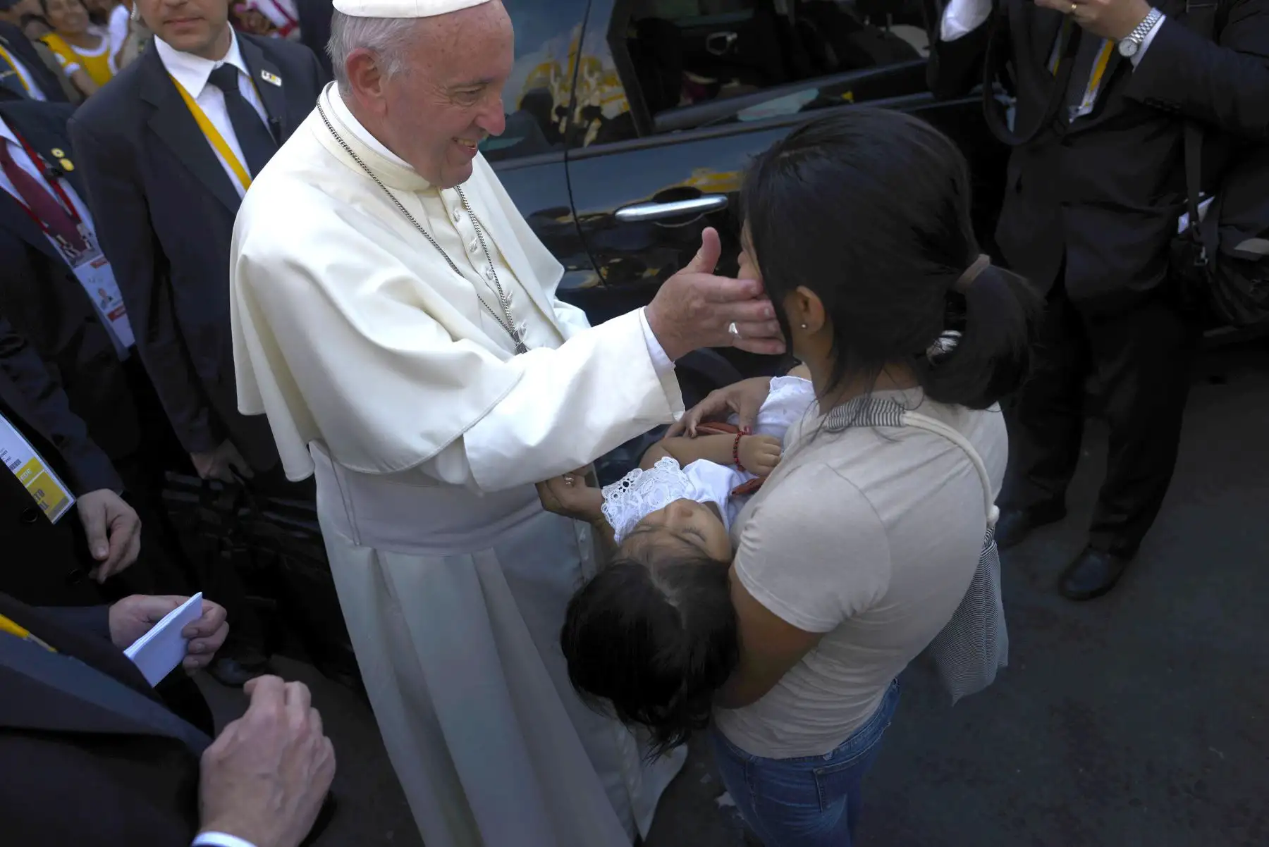 TRUJILLO PERÚ - ENERO 20. Papa Francisco saluda a los fieles reunidos en la Plaza de Armas de Trujillo. . Foto: ANDINA/Elias Alfageme