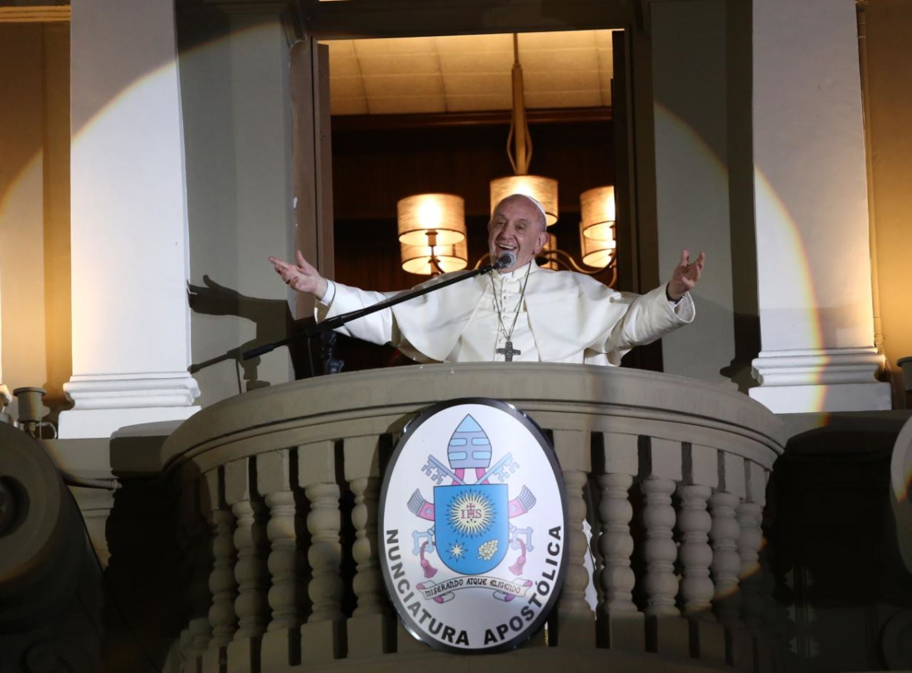 Papa Francisco saluda a enfermos que lo esperaban en la Nunciatura. Foto: ANDINA/Ruben Grandez