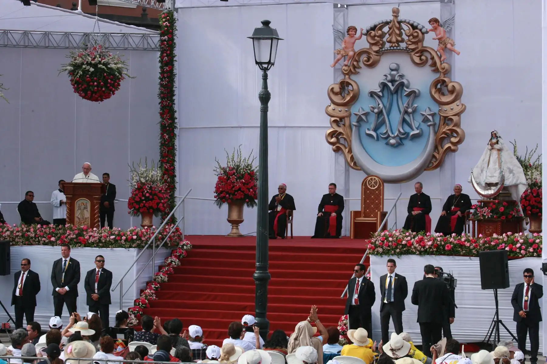 El Santo Padre bendice la Sagrada Imagen de La Virgen de La Puerta en la Plaza de Armas de Trujillo . Foto: ANDINA/Dante Zegarra