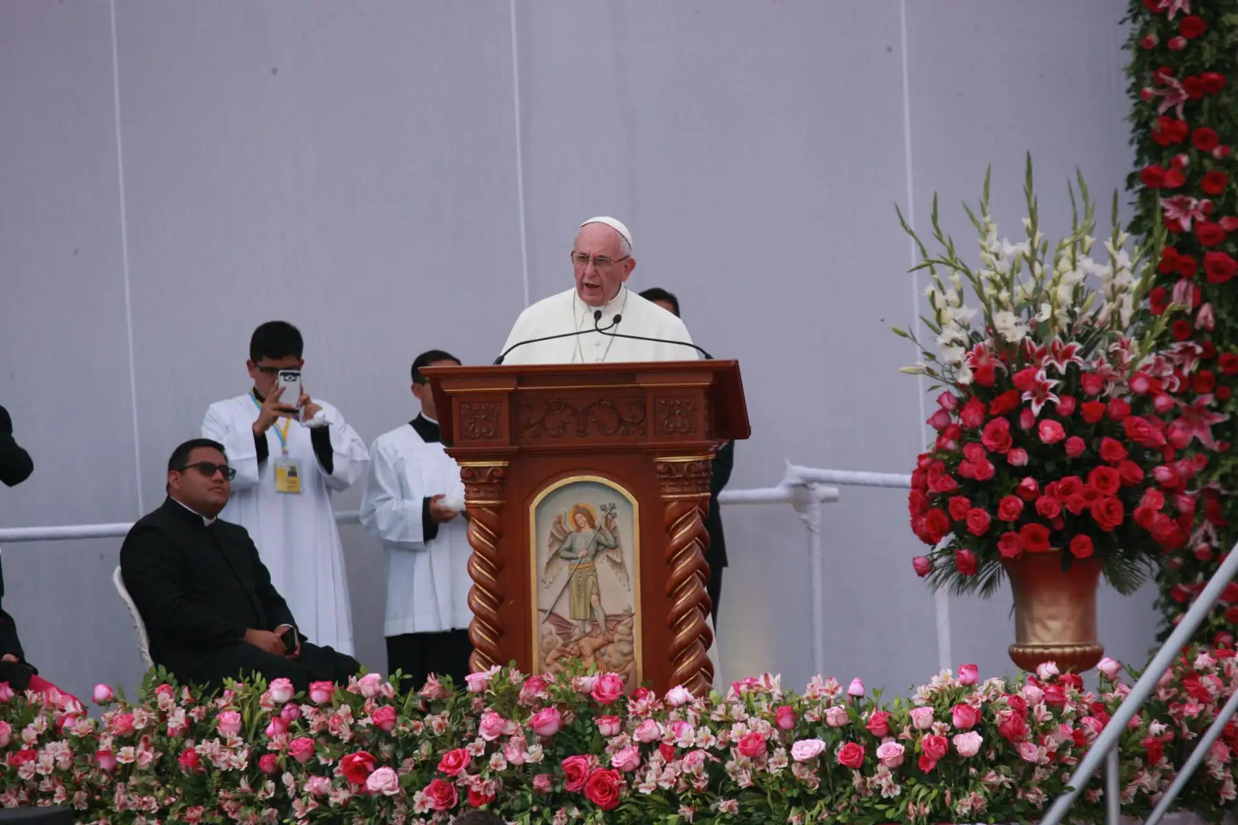 El Santo Padre bendice la Sagrada Imagen de La Virgen de La Puerta en la Plaza de Armas de Trujillo . Foto: ANDINA/Dante Zegarra