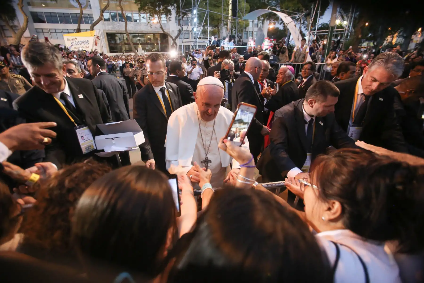 LIMA PERÚ - ENERO 20.Papa Francisco saluda a enfermos y fieles que lo esperaban en la Nunciatura. Foto: ANDINA/Cesar Garcia