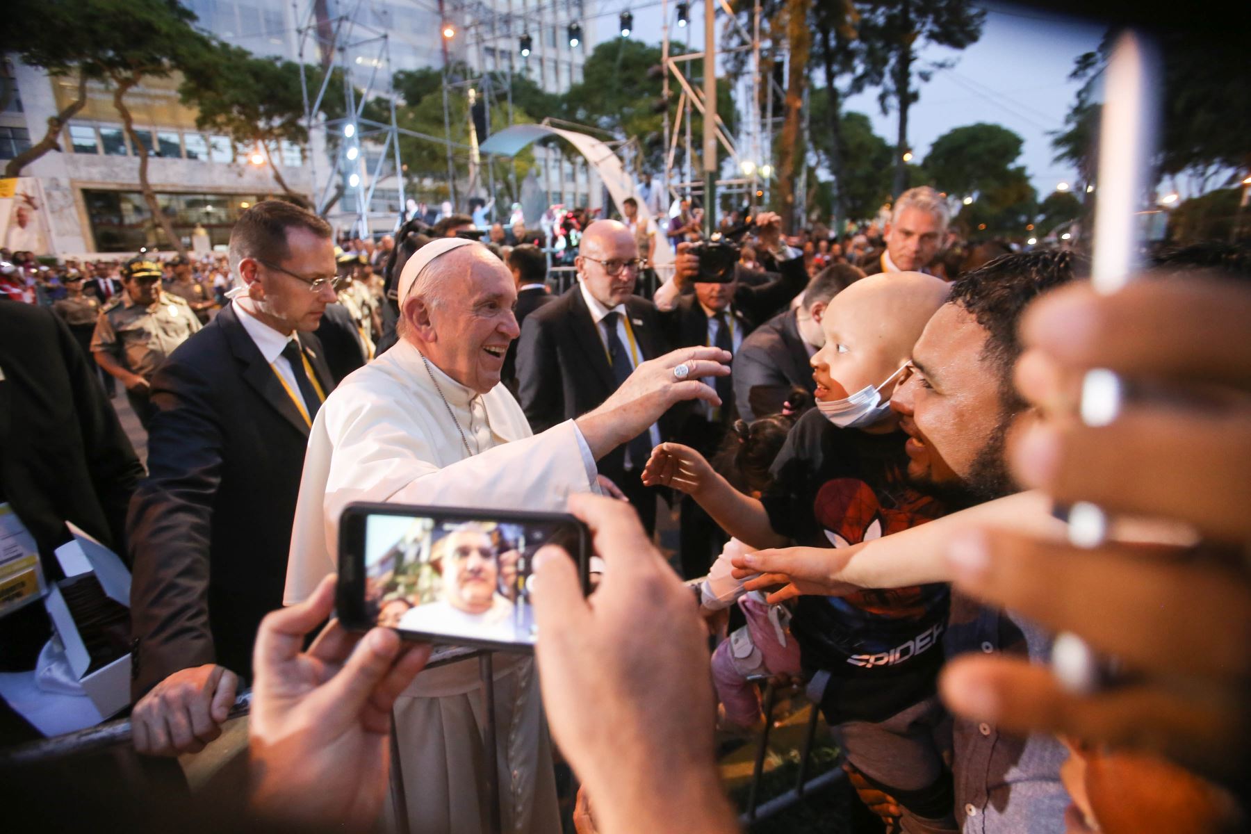 LIMA PERÚ - ENERO 20.Papa Francisco saluda a enfermos y fieles que lo esperaban en la Nunciatura. Foto: ANDINA/Cesar Garcia