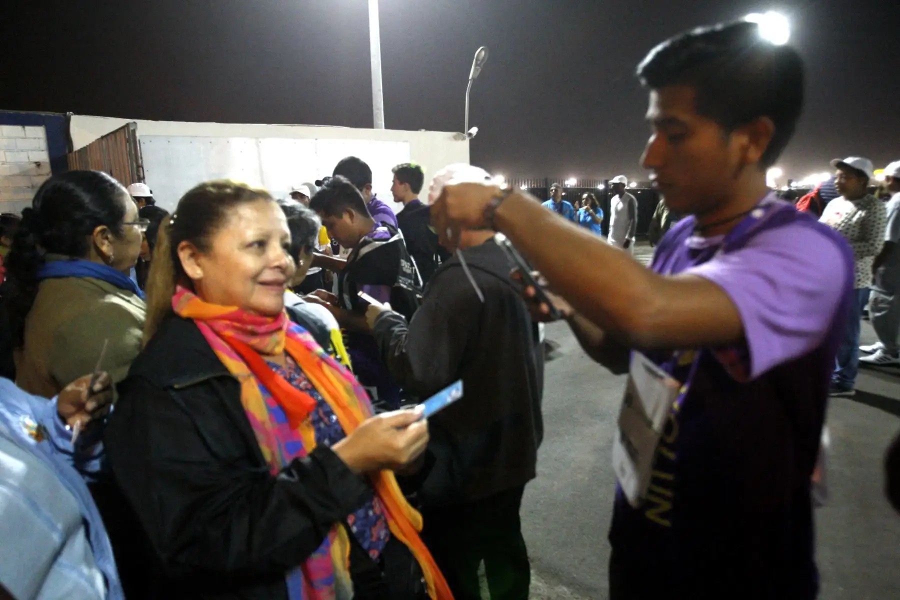 LIMA- PERÚ- 21 ENERO.  Primeros fieles empiezan a llegar a las Palmas para presenciar misa realizada por el Papa Francisco . Foto: ANDINA/Eddy Ramos.
