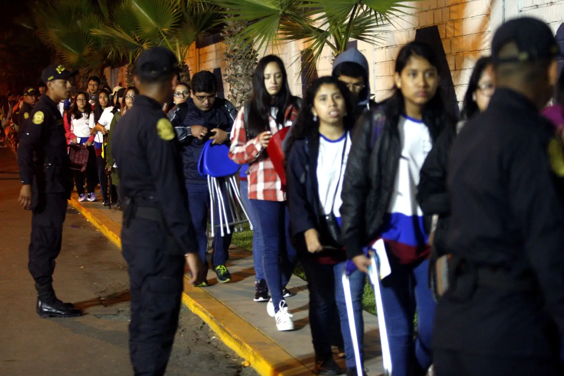 LIMA- PERÚ- 21 ENERO.  Primeros fieles empiezan a llegar a las Palmas para presenciar misa realizada por el Papa Francisco . Foto: ANDINA/Eddy Ramos.