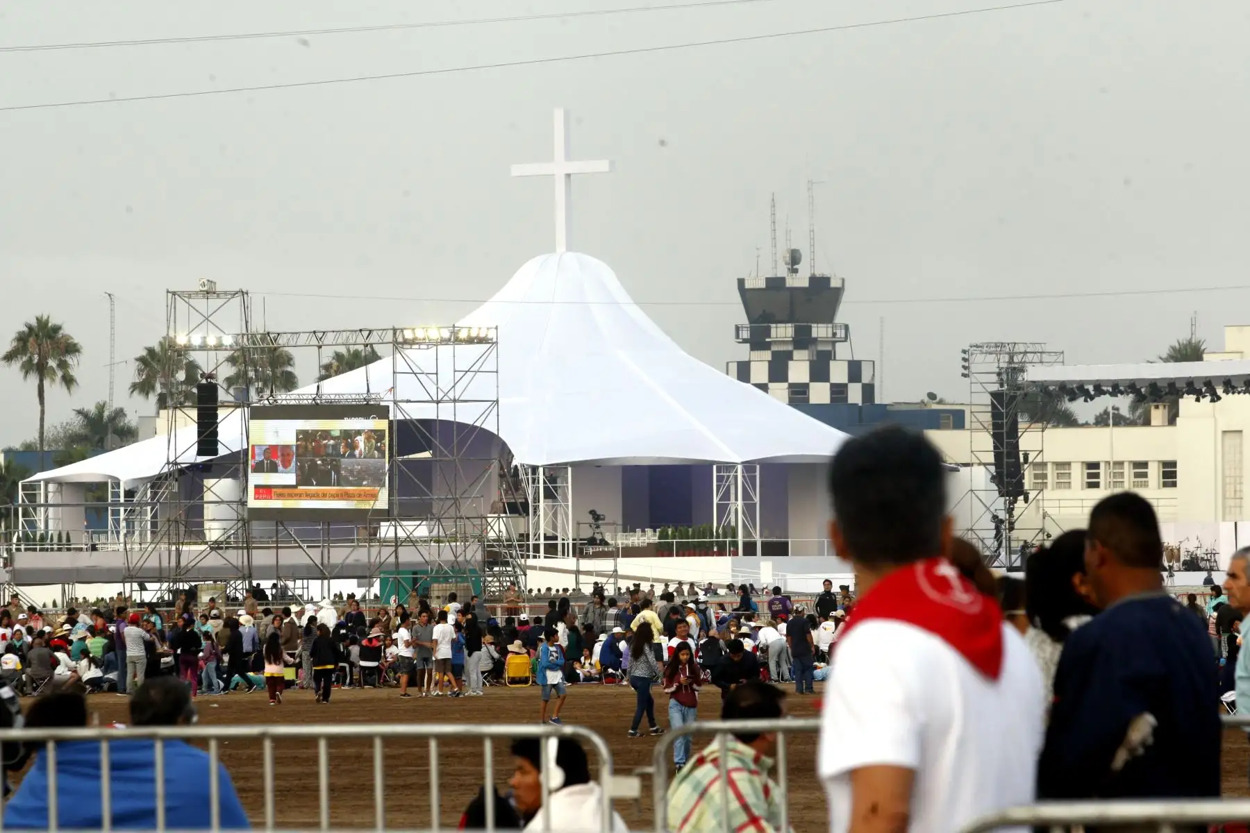 LIMA- PERÚ- 21 ENERO.  Fieles ingresan al interior de la base Las Palmas para presenciar misa realizada por el Papa Francisco . Foto: ANDINA/Eddy Ramos.