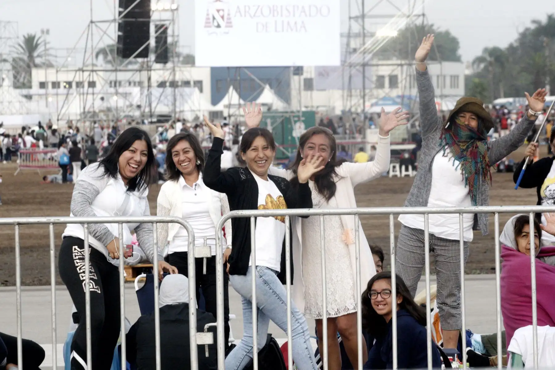 LIMA- PERÚ- 21 ENERO.  Fieles ingresan al interior de la base Las Palmas para presenciar misa realizada por el Papa Francisco . Foto: ANDINA/Eddy Ramos.