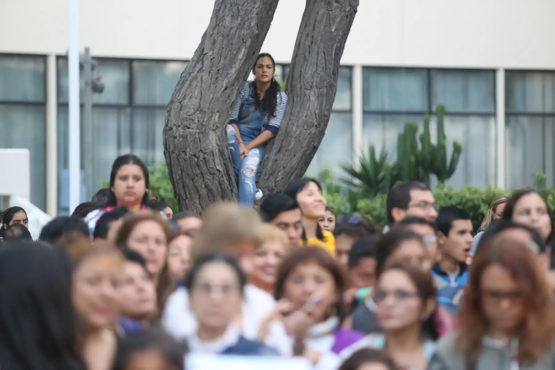 LIMA PERÚ ENERO 21.  Cientos de personas esperan al Papa en nunciatura. Foto: ANDINA/Claudia Alva