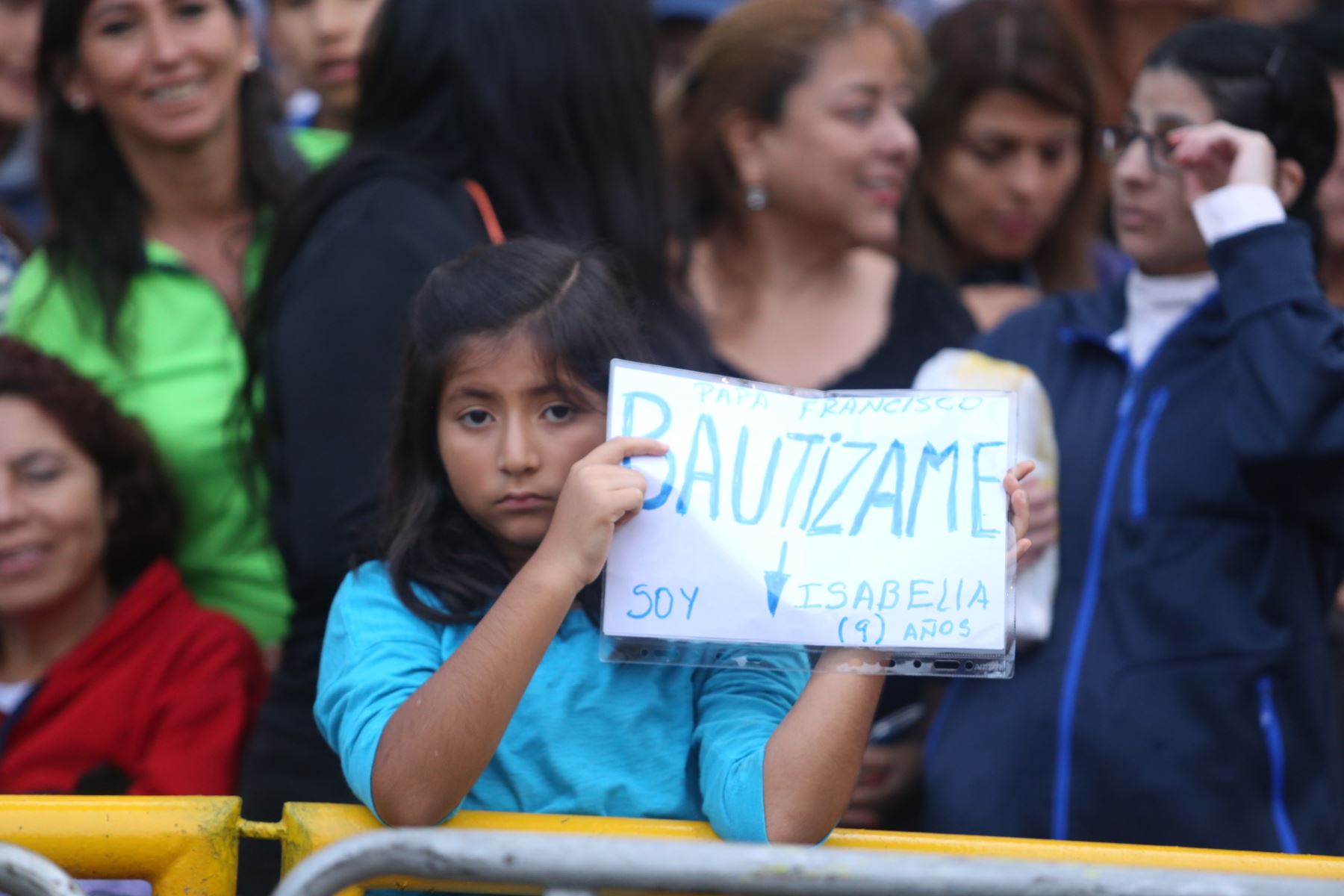 Niña peruana le pide al Papa Francisco que la bautice. Foto:ANDINA