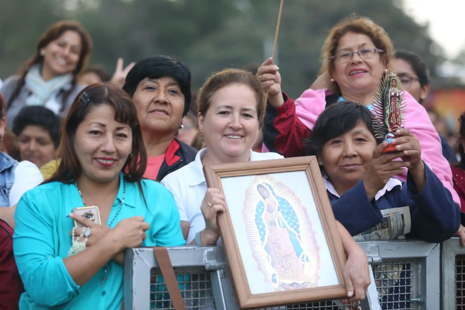 LIMA PERÚ ENERO 21.  Cientos de personas esperan al Papa en nunciatura. Foto: ANDINA/Claudia Alva