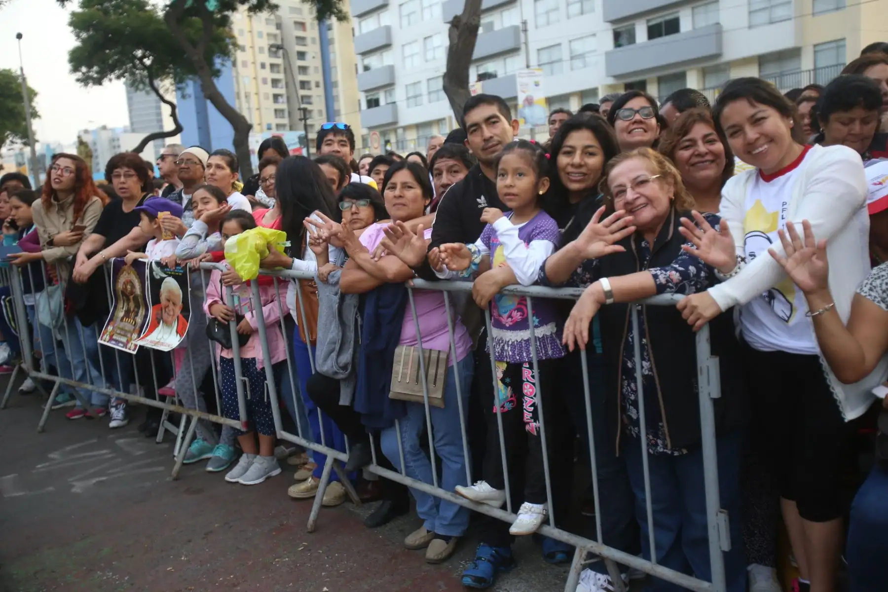 LIMA PERÚ ENERO 21.  Cientos de personas esperan al Papa en nunciatura. Foto: ANDINA/Claudia Alva