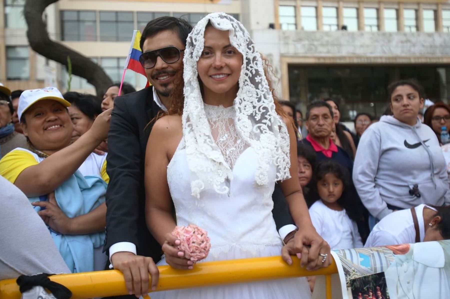 Colombiana hace vigilia vestida de novia frente a Nunciatura Apostólica. Foto: ANDINA/Claudia Alva.