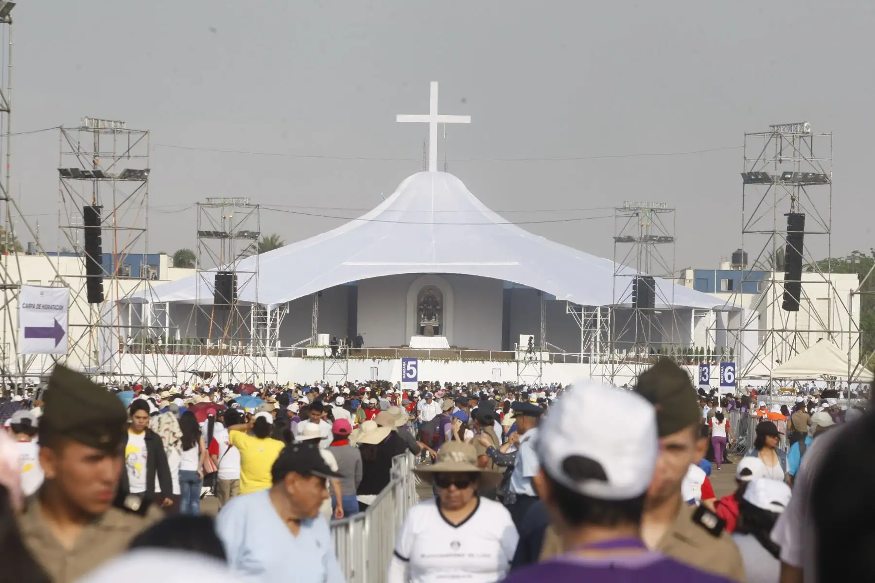 LIMA- PERÚ- 21 ENERO.  Fieles ingresan al interior de la base Las Palmas para presenciar misa realizada por el Papa Francisco . Foto: ANDINA/Eddy Ramos.