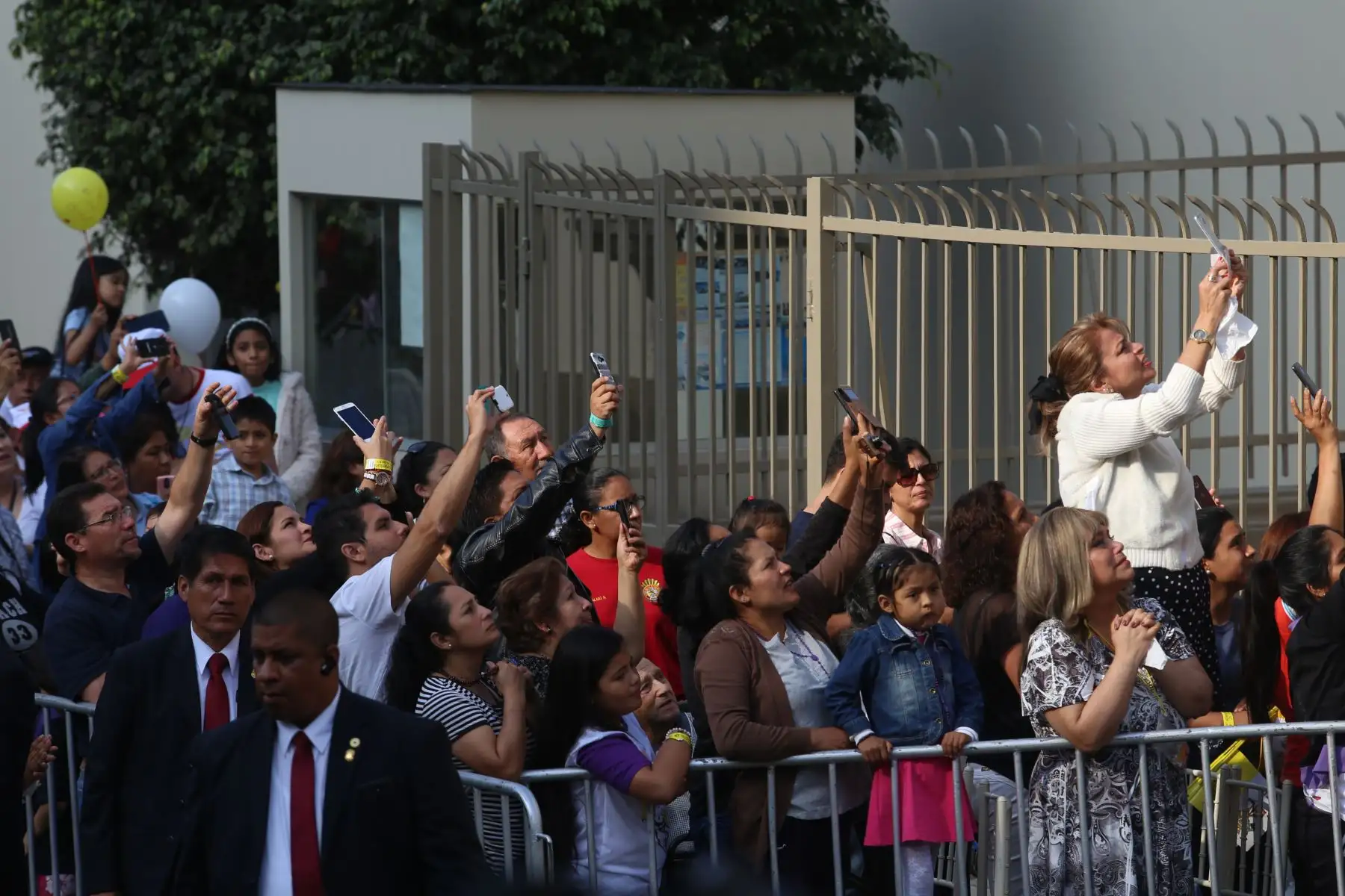 LIMA PERÚ - ENERO 21. Papa Francisco sale de Nazarenas rumbo a templo Las Nazarenas. Foto: ANDINA/Claudia Alva