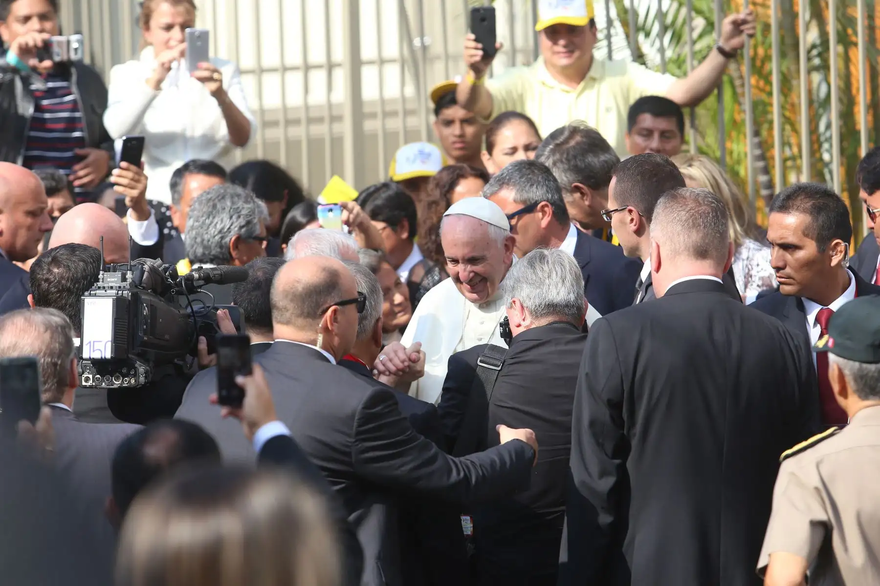 LIMA PERÚ - ENERO 21. Papa Francisco sale de Nazarenas rumbo a templo Las Nazarenas. Foto: ANDINA/Claudia Alva