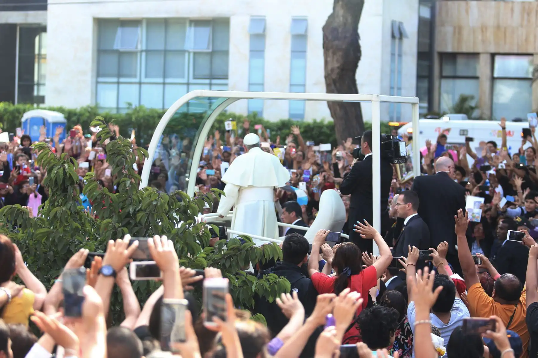 LIMA PERÚ - ENERO 21. Papa Francisco sale de Nazarenas rumbo a templo Las Nazarenas. Foto: ANDINA/Claudia Alva