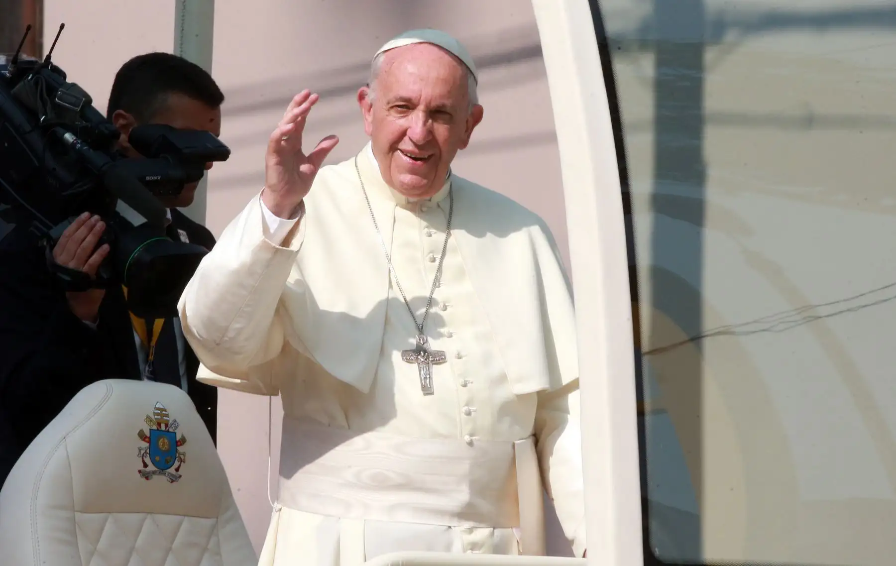 LIMA PERÚ ENERO 21. Papa Francisco bendice a los fieles, durante su recorrido a la Iglesia las Nazarenas.Foto: ANDINA/Jhony Laurente